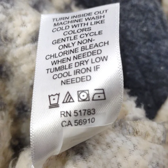 Maurices Medium cream and gray 1/2 button up top - Picture 8 of 9